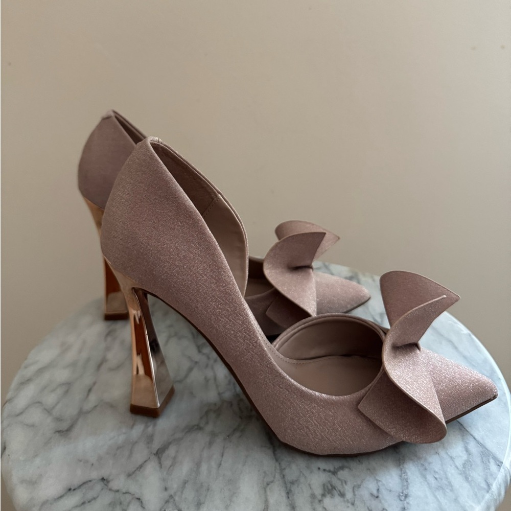 Betsey Johnson Women’s Nobble Sculpted Bow Pumps Size 10 Champagne Sparkle - Picture 2 of 8